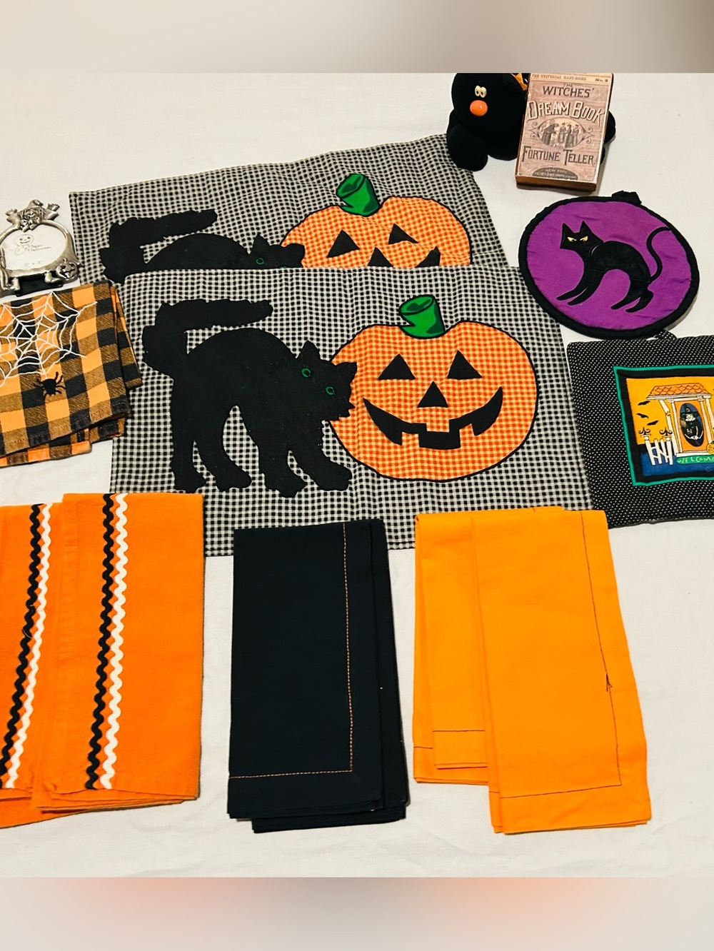 lot Halloween decor placemats napkins tea towels pumpkins spiders black cat